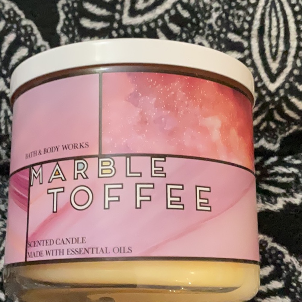 Bath and body works marbled toffee candle